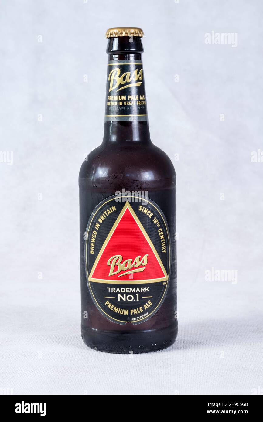 Eine Flasche Bass Premium Pale Ale. Mit dem roten Dreieck, das als das früheste bekannte Markenzeichen gilt. Es hat eine Stärke von 4,4 % ABV. Stockfoto