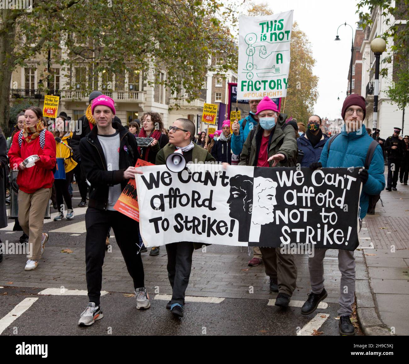 London, Großbritannien. 3rd Dez 2021. Kundgebung und demonstration der UCU in Solidarität mit dem Hochschulstreik. Wir können es uns nicht leisten zu streiken Wir können es uns nicht leisten, nicht zu streiken Stockfoto