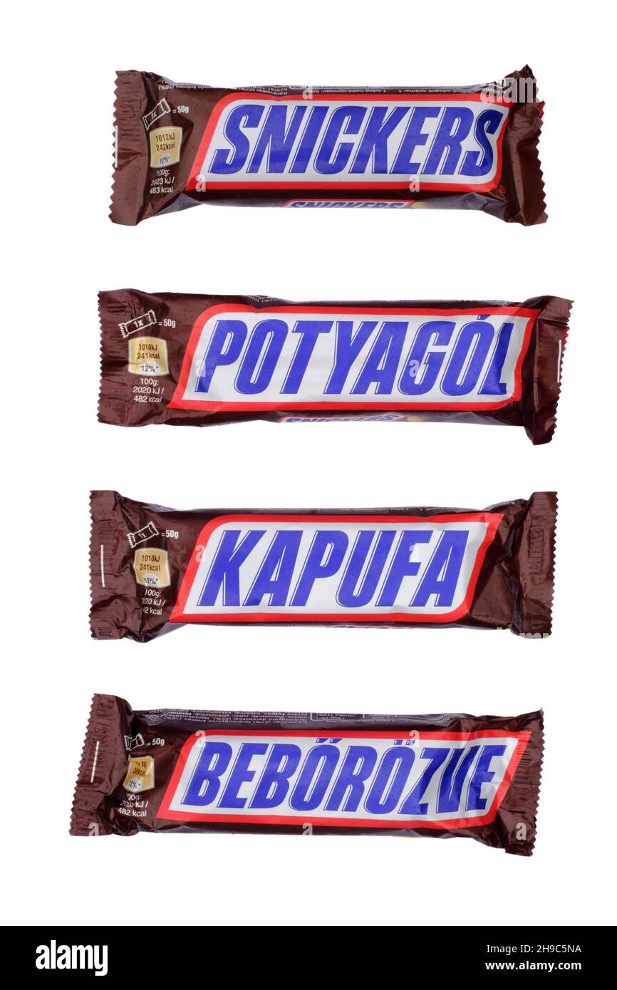 snickers Bar in Originalverpackung zusammen mit drei Special Edition Bars umbenannt mit ungarischen Fußball-Begriffe für den Euro-Cup in 2021 ungarn Stockfoto snickers Bar in Originalverpackung zusammen mit drei Special Edition Bars umbenannt mit ungarischen Fußball-Begriffe für den Euro-Cup in 2021 ungarn Stockfoto
