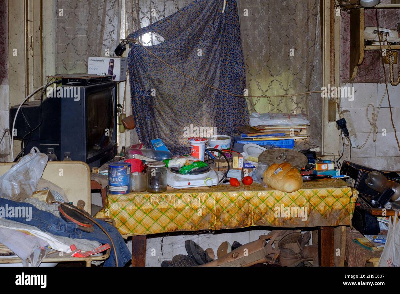 Schmutzig schmutzig, unordentlich, überladen, das innere Wohnzimmer eines verstorbenen Hoarders im Bezirk zala, ungarn Stockfoto