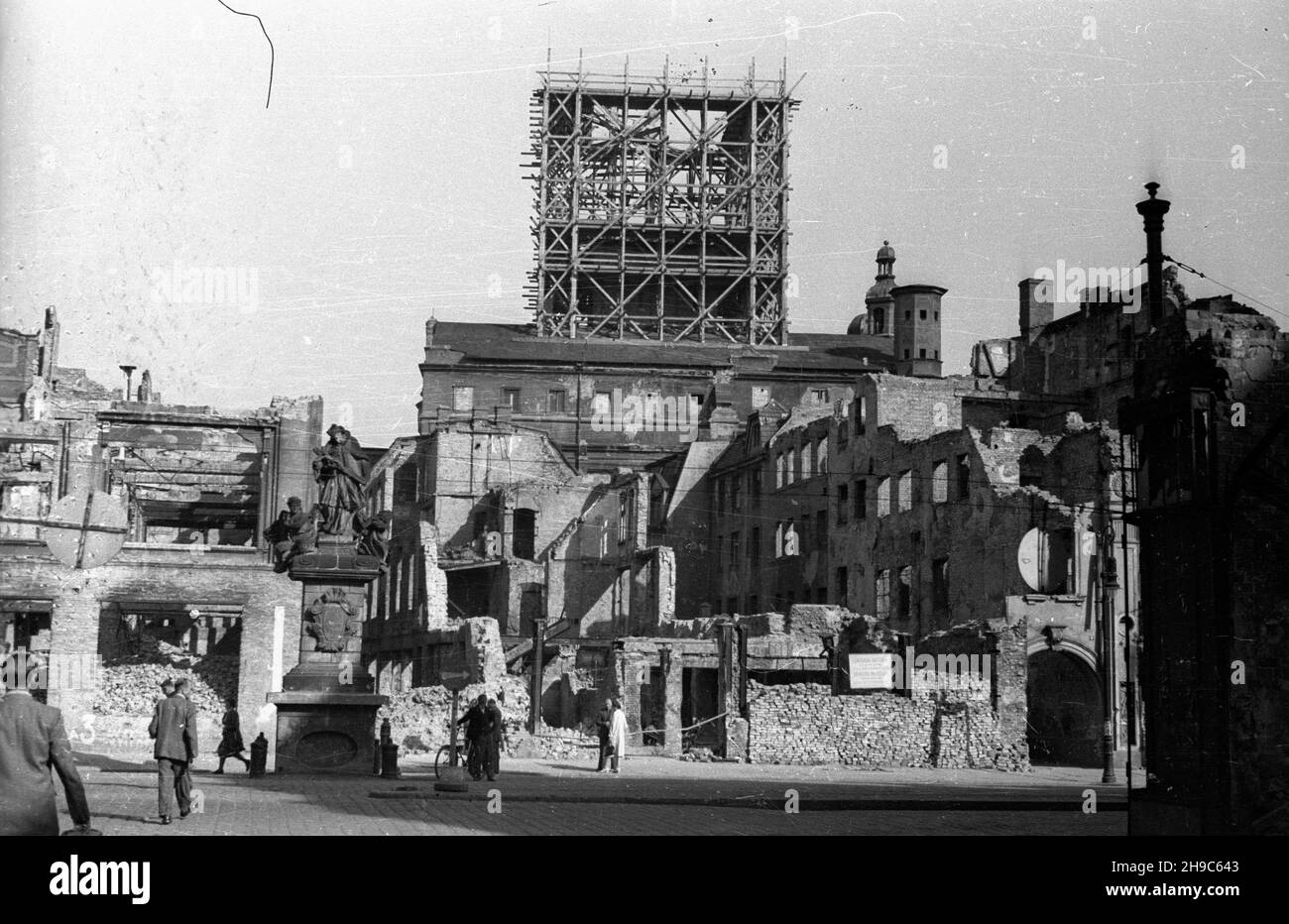 Poznañ, 1947-10. Wylot vereister Wiankowej w kierunku Starego Rynku. W inte figura œw. Jana Nepomucena i rusztowania wokó³ zburzonej podczas dzia³añ wojennych wie¿y ratuszowej. wb/gr PAP Dok³adny dzieñ wydarzenia nieustalony. Posen, 1947. Okt. Die Straße Wiankowa (Girlands) führt zum Alten Markt. Im Hintergrund das Statut des Hl. Jan Nepomuken und die Schikanen um den Rathausturm, die im Jahr WW2 zerstört wurden. wb/gr PAP Stockfoto