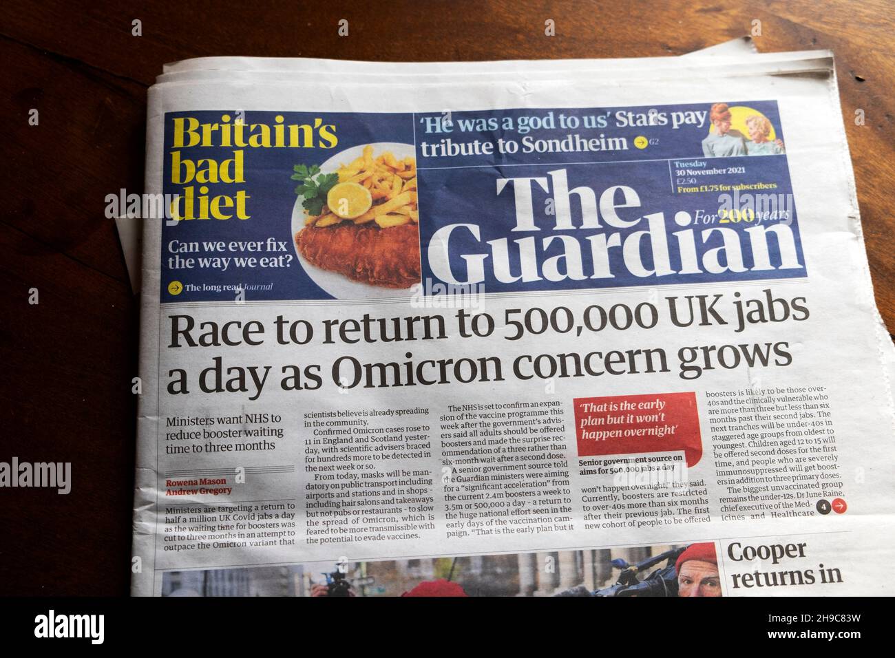 Die Titelseite der Guardian-Zeitung covid headline 'Wettlauf um die Rückkehr zu 500.000 britischen Jabs pro Tag, wenn die Omicron-Besorgnis wächst' 30. November 2021 London Großbritannien Stockfoto