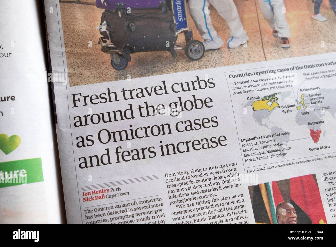 „Neue Reisen drosseln weltweit, da die Fälle und Ängste von Omicron zunehmen“, titelte die Zeitung Guardian am 30. November 2021 in London, Großbritannien Stockfoto