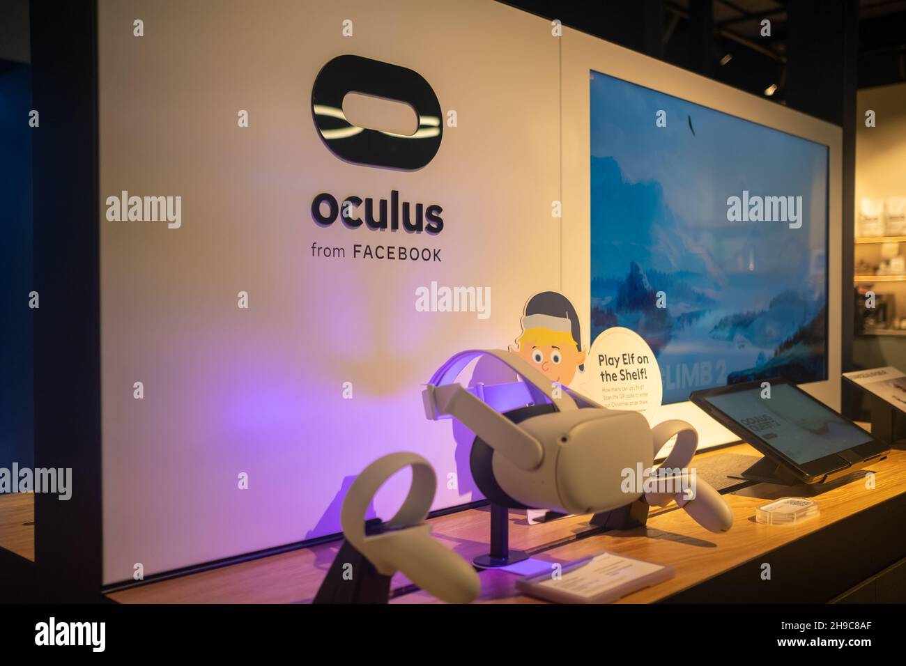 London – 2021. Dezember: Oculus Googles Verkaufsdisplay. VR-Headset-Produkt Stockfoto