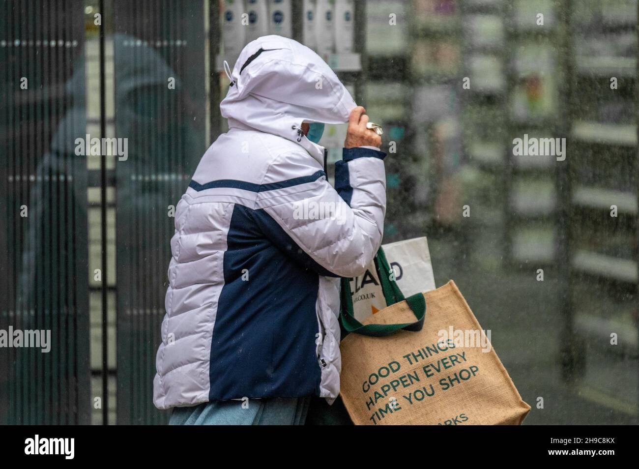 Preston, Lancashire. Uk Wetter 6 Dez 2021. Geschäfte, Einkäufer, Einkaufen im Stadtzentrum an einem nassen und windigen Tag. Eine Wetterwarnung für 50mph Winde wird in Kraft treten, wenn sich der Sturm Barra nähert. Quelle: MediaWorldImages/AlamyLiveNews Stockfoto