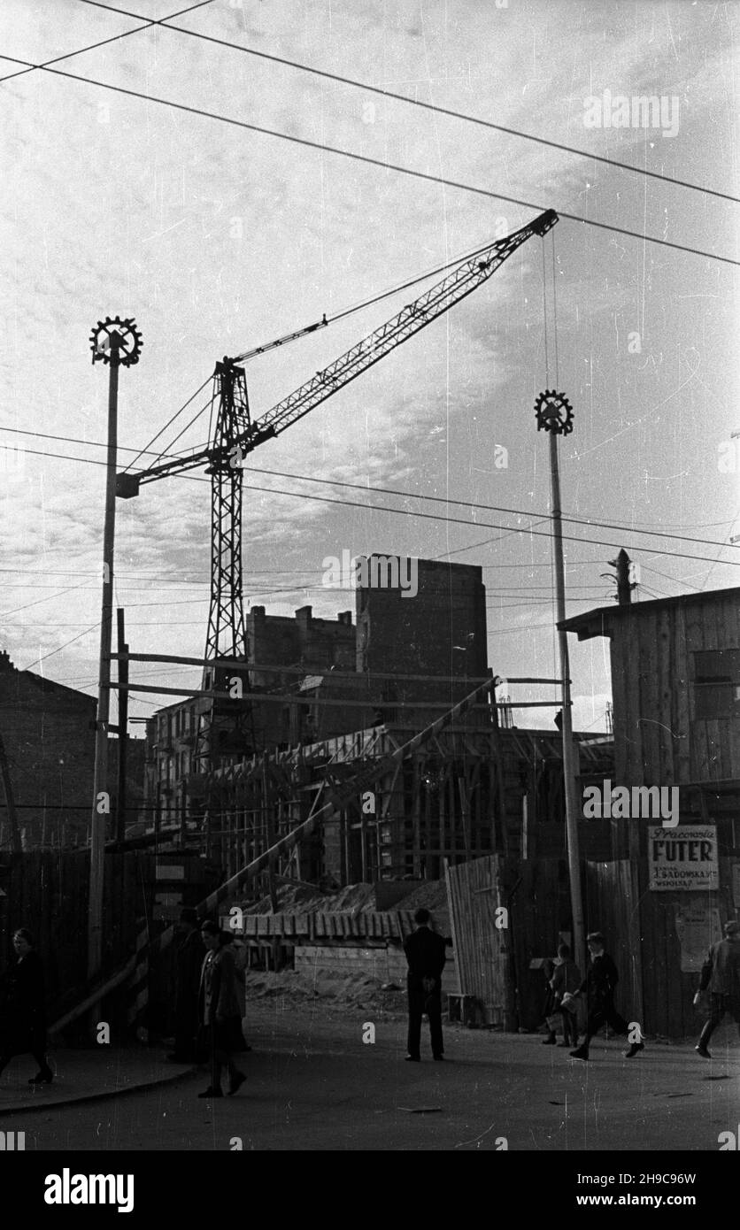 Warszawa, 1947-10. Budowa gmachu Ministerstwa Przemys³u przy placu Trzech Krzy¿y (widok od strony placu). wb/gr PAP Dok³adny dzieñ wydarzenia nieustalony. Warschau, 1947. Okt. Bau des Industrieministeriums auf dem Trzech Krzyzy Platz. wb/gr PAP Stockfoto