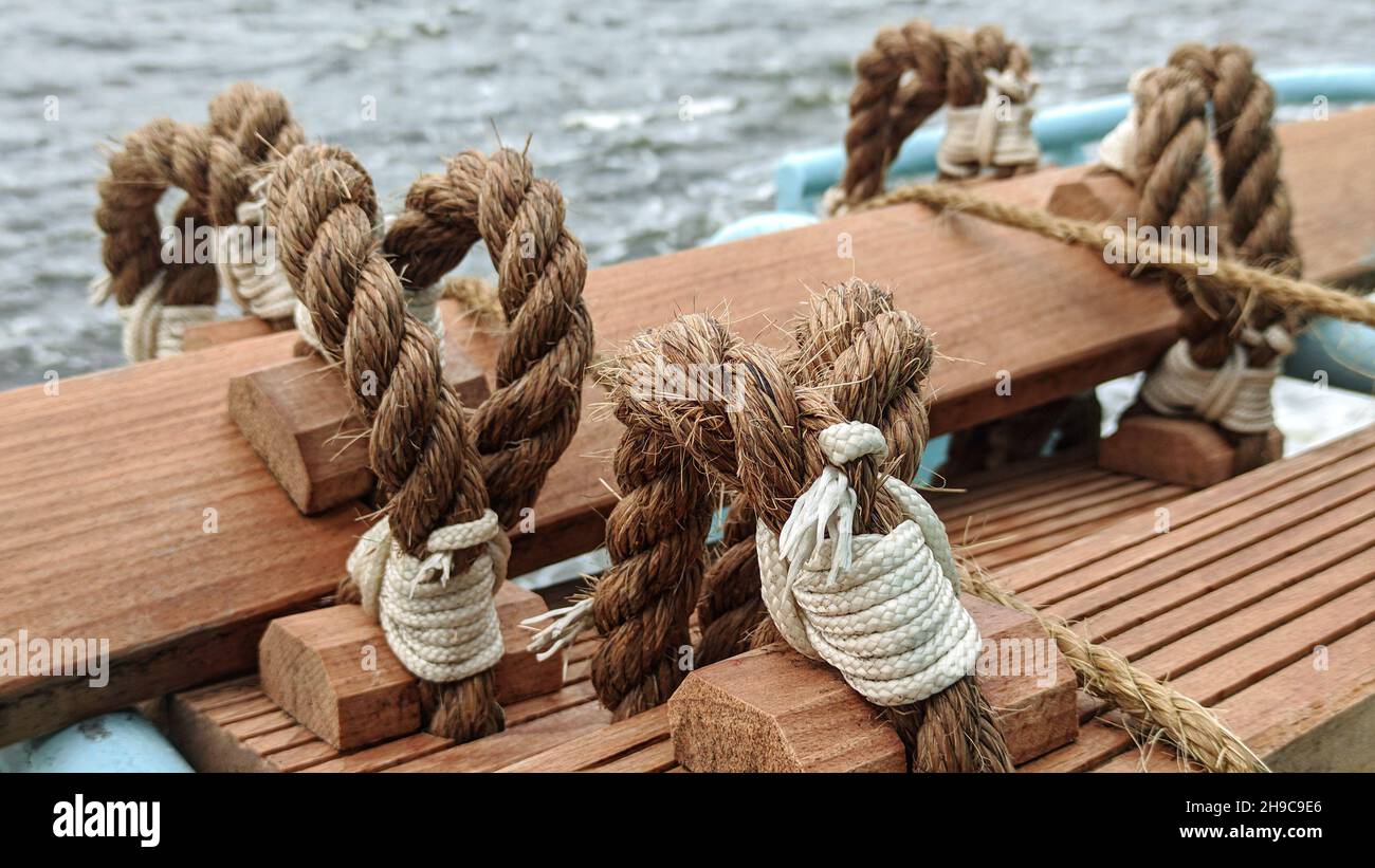 Sturmfalle aus Manila-Seil, an Bord des Schiffes in der Nähe der Schiene befestigt. Die Balusters sind aus Massivholz gefertigt Stockfoto