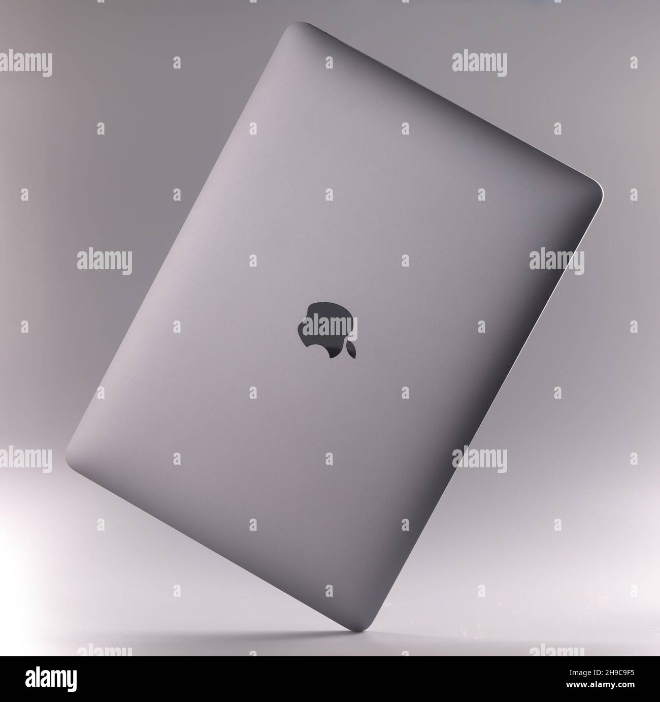 MINSK, WEISSRUSSLAND - 6. DEZEMBER 2021: Neuer digitaler Laptop Apple MacBook Air auf grauem Hintergrund Stockfoto