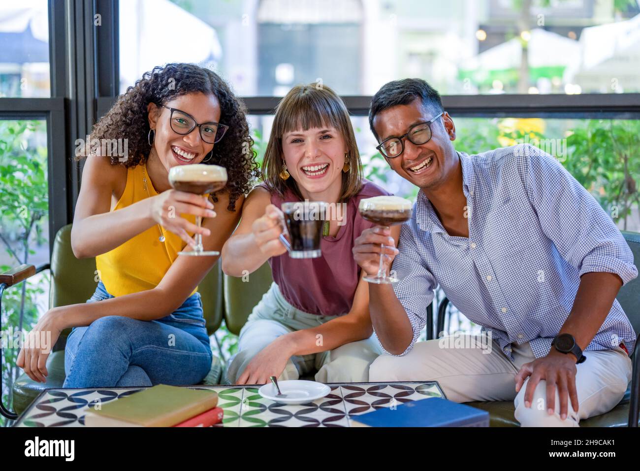 Glückliche Freunde in der Cafeteria Stockfoto