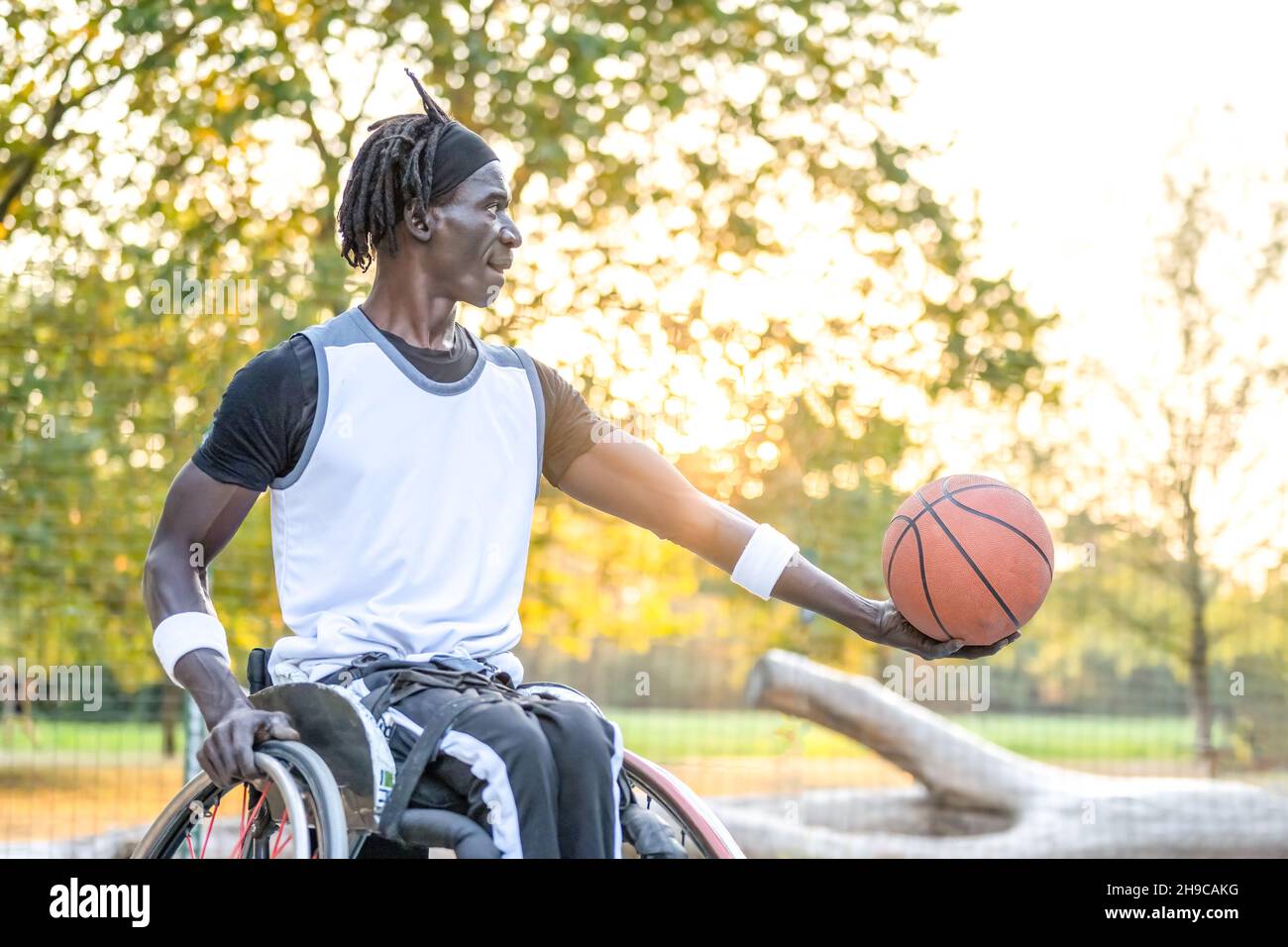 Porträt eines afrikanischen Basketballmeisters, eines afroamerikanischen Spielers im Rollstuhl Stockfoto