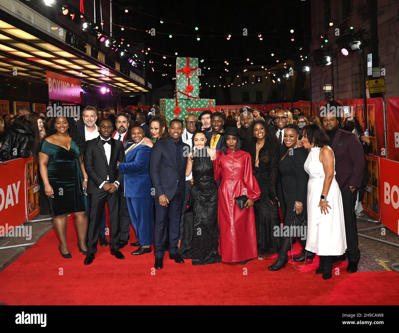 Foto muss gutgeschrieben werden ©Alpha Press 079965 30/11/2021 Rochelle Rose, Damian Jones, Joshua Maloney, Matthew G Zamias, Joy Gharoro Akpojotor, Martina Laird, Aml Ameen, Derek Ezenagu, Leigh Anne Pinnock, Sheyi Cole, Tamara Lawrance, Samson Kayo, Zeze Millz, Fraser James, Lisa Davina Phillip, Dominique Telson und Bruce Purnell Weltpremiere am zweiten Weihnachtsfeiertag in London Stockfoto