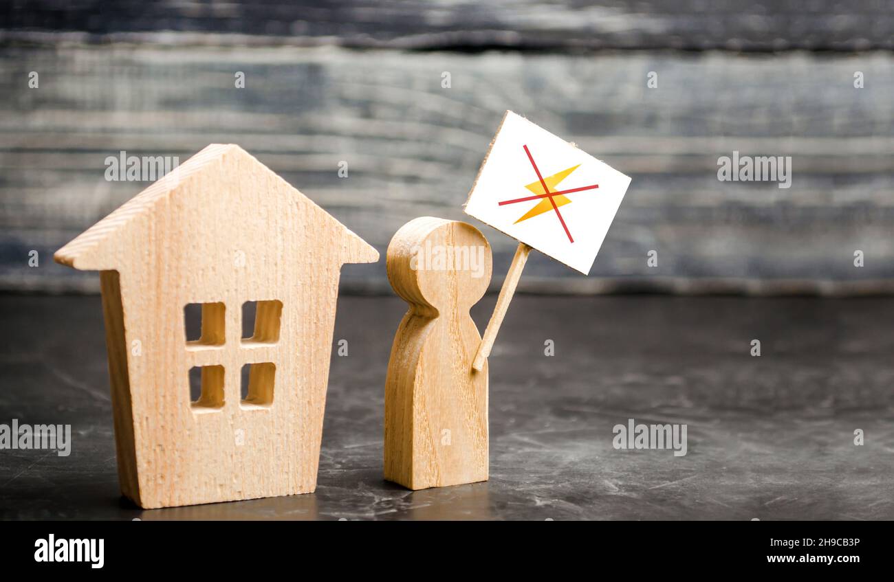Männer beschwert sich über mangelnden Strom. Unterbrechungen der Energieversorgung, hohe Preise. Energiekrise. Übergang zur autonomen Stromerzeugung techn Stockfoto