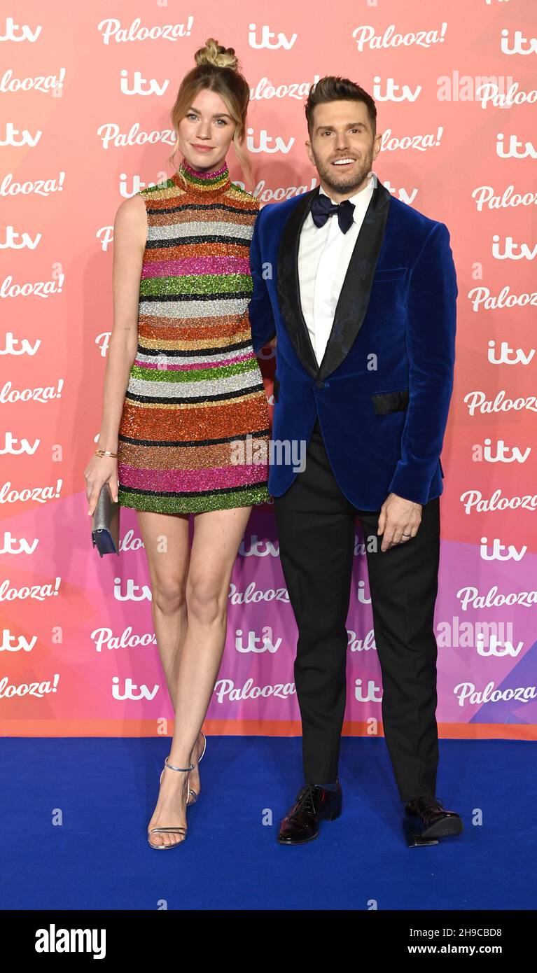 Foto muss gutgeschrieben werden ©Alpha Press 079965 23/11/2021 Joel Dommett und Frau Hannah Cooper ITV Palooza 2021At The Royal Festival Hall in London Stockfoto