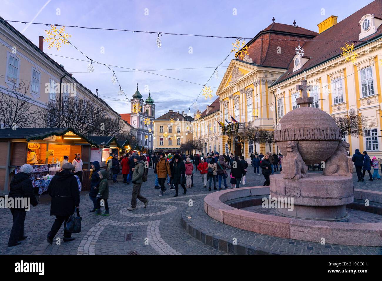 12..05,2021, Szekesfehervar Ungarn beleuchtete szekesfehervar weihnachtsmarkt in Ungarn Stockfoto