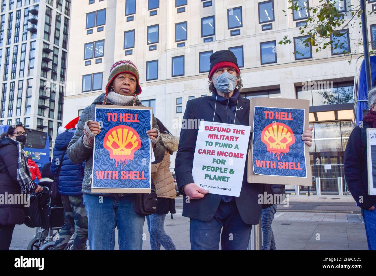 London, Großbritannien. 4th. Dezember 2021. Demonstranten versammelten sich vor dem Shell-Hauptquartier in London, um gegen die seismischen Sprengungen des Ölgiganten an der Wilden Küste in Südafrika zu protestieren, die die marine Tierwelt und Ökosysteme zerstören werden. Stockfoto