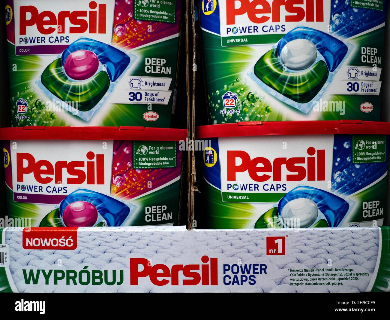 Kunststoffkisten mit „Power Caps“ von „Pil“ im Lager. Dieses Reinigungsmittel wird von der deutschen Firma Henkel hergestellt. Stockfoto