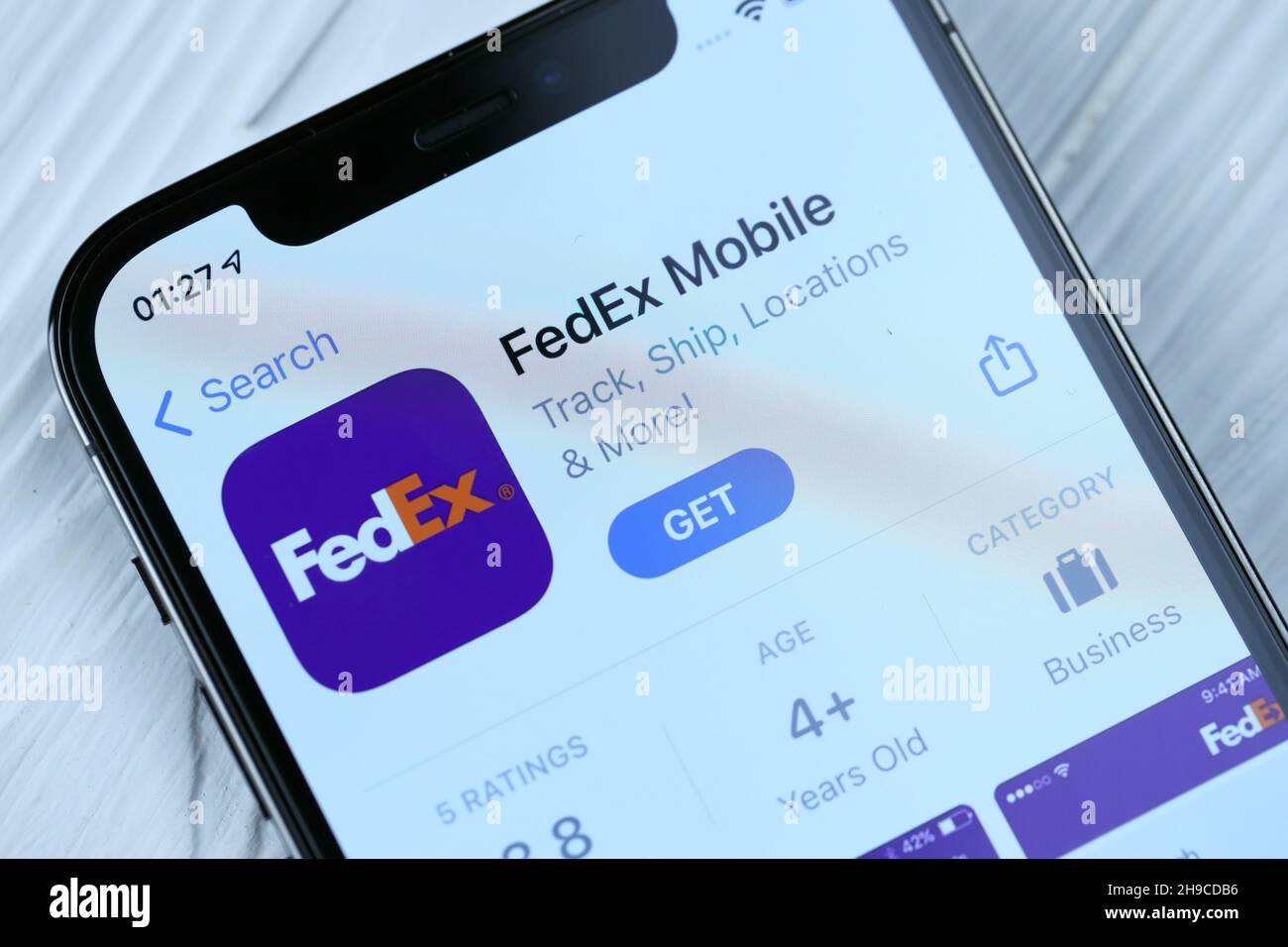 CHARKOV, UKRAINE - 5. MÄRZ 2021: FedEx-Symbol und Anwendung aus dem App Store auf dem iPhone 12 pro Display-Bildschirm auf weißem Holztisch Stockfoto