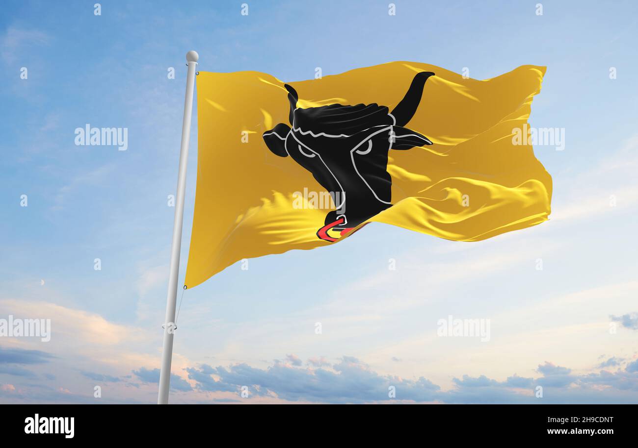 Flagge des Kantons Uri , Schweiz bei bewölktem Himmel Hintergrund bei Sonnenuntergang, Panoramablick. Schweizer Reise- und Patriot-Konzept. Platz zum Kopieren für breites Banner. Stockfoto