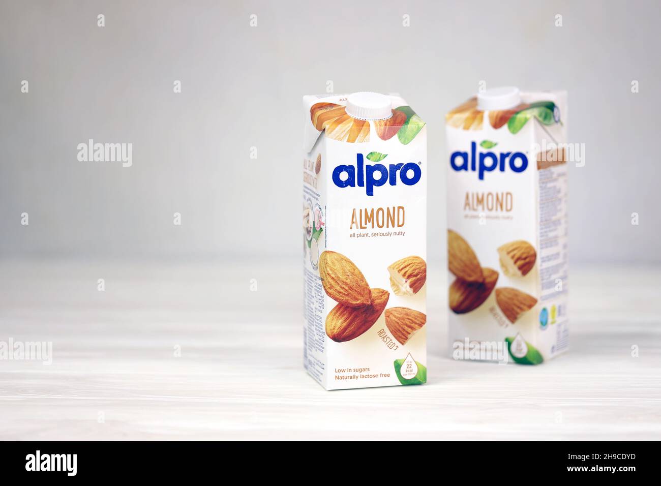 KHARKOV, UKRAINE - 2. JULI 2020: Alpro-Milchpackungen für Mandeln und Haselnüsse, hergestellt von einem europäischen Unternehmen mit Sitz in Wevelgem, Belgien Stockfoto