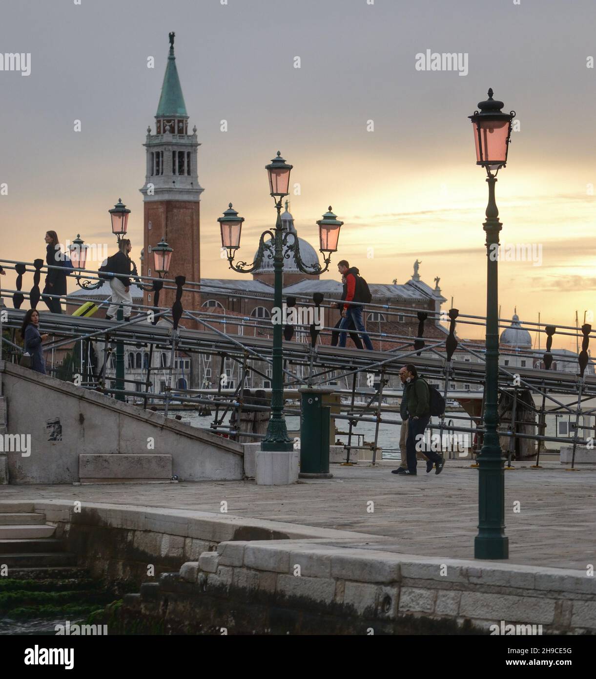 Blick auf riva degli schiavoni in castello Sestiere bei Sonnenuntergang mit der Insel san giorgio im Hintergrund Stockfoto