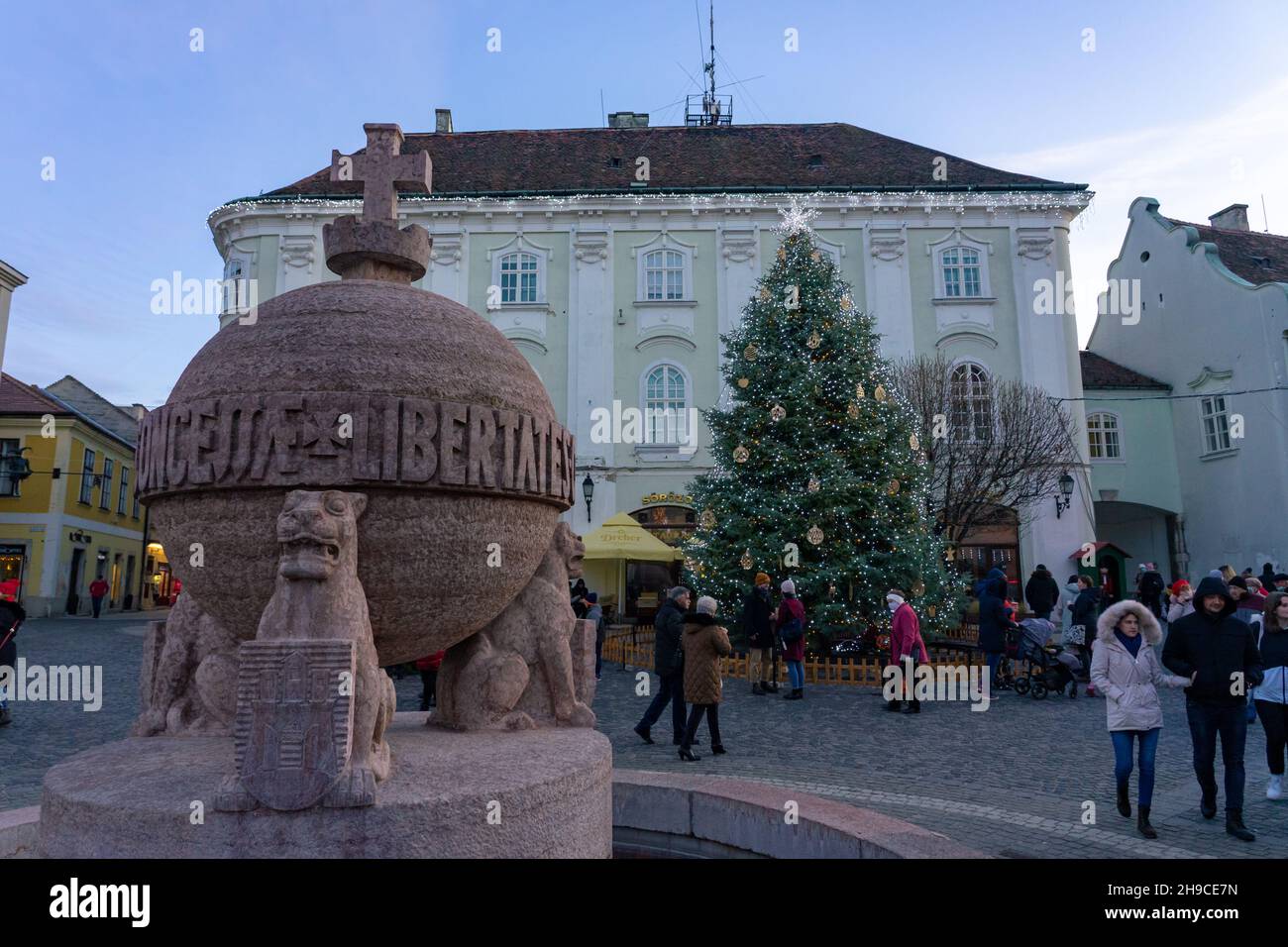 12..05,2021, Szekesfehervar Ungarn beleuchtete szekesfehervar weihnachtsmarkt in Ungarn Stockfoto