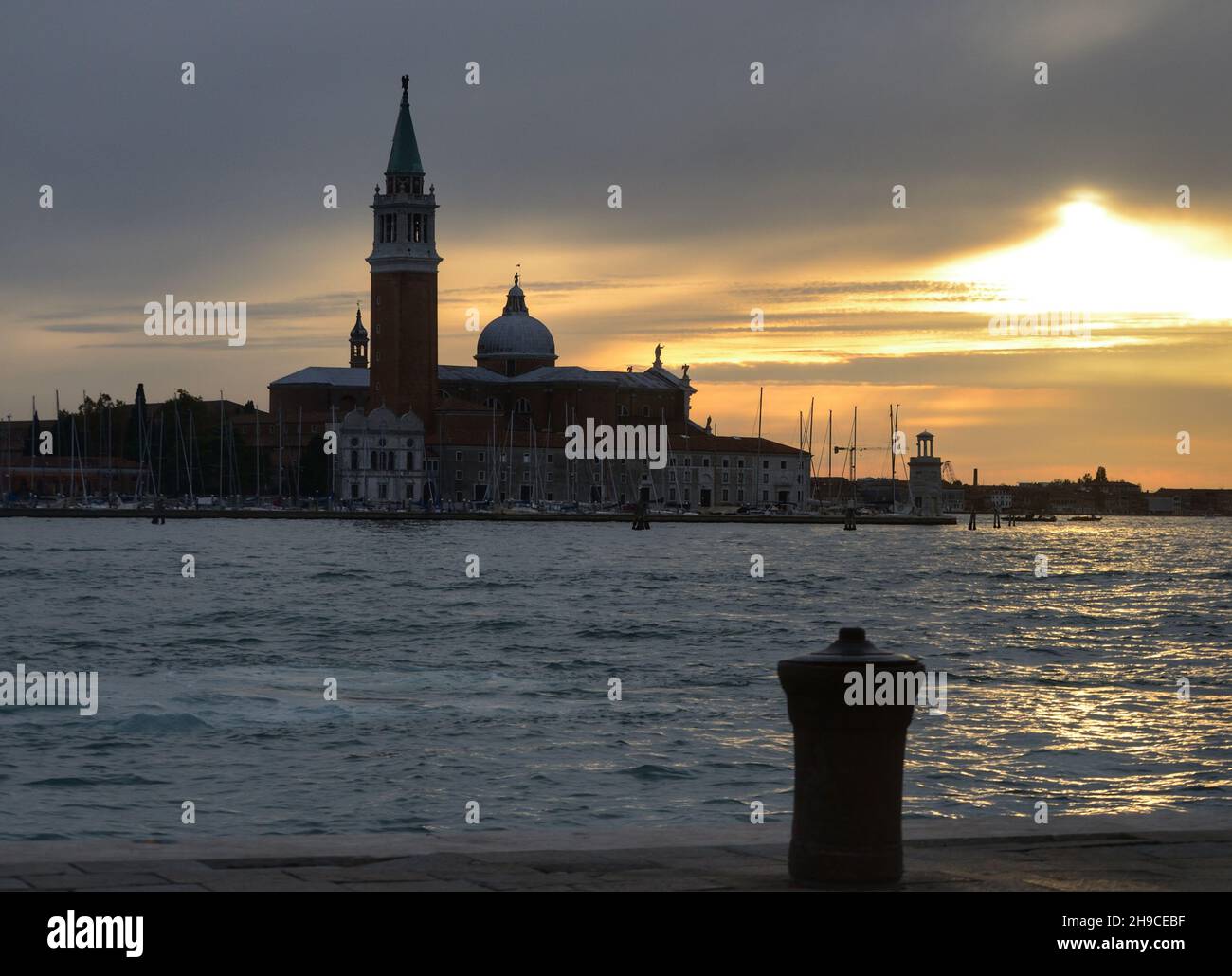 San giorgio Insel bei Sonnenuntergang von riva degli schiavoni aus gesehen Stockfoto