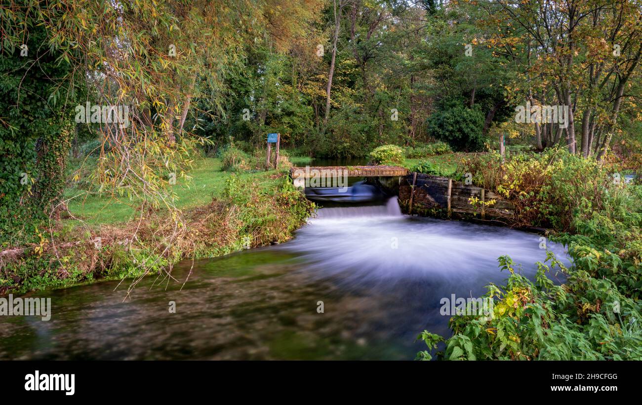 Wasserfluss unter Brücke, River Test Stockfoto