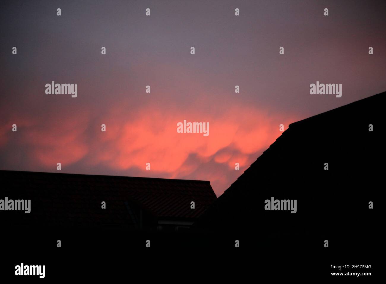 Yorkshire Sonnenaufgang - roter Himmel am Morgen Englische Volkskunde Wetterprognose Dezember Winter 2021 Stockfoto
