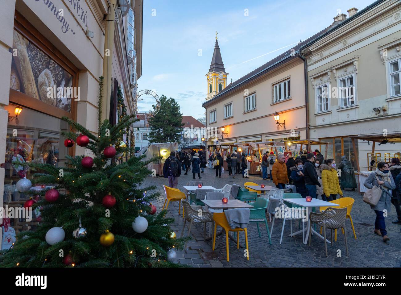 12.05.2021, Szekesfehervar Ungarn beleuchtete szekesfehervar weihnachtsmarkt in Ungarn Stockfoto