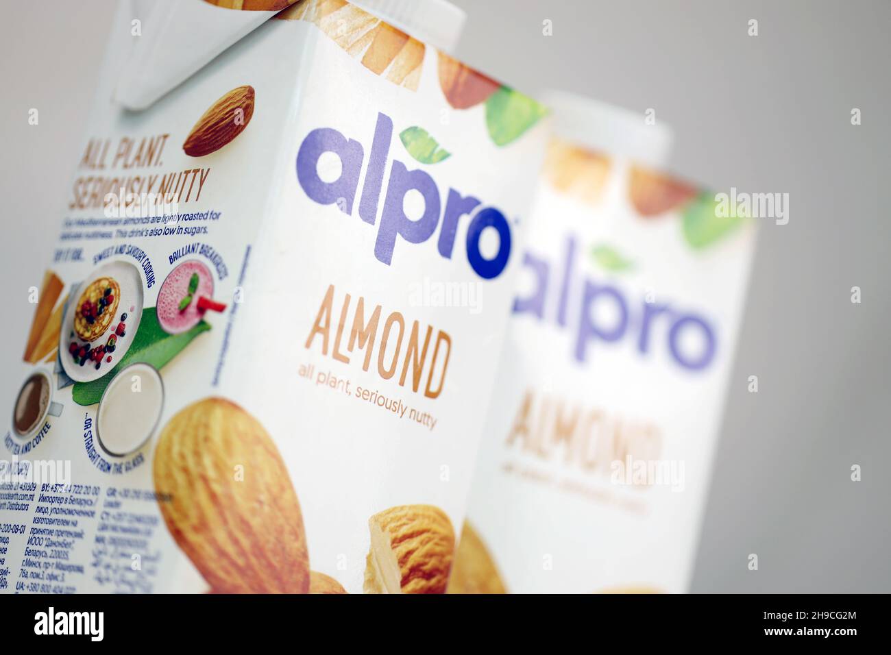KHARKOV, UKRAINE - 2. JULI 2020: Alpro-Milchpackungen für Mandeln und Haselnüsse, hergestellt von einem europäischen Unternehmen mit Sitz in Wevelgem, Belgien Stockfoto
