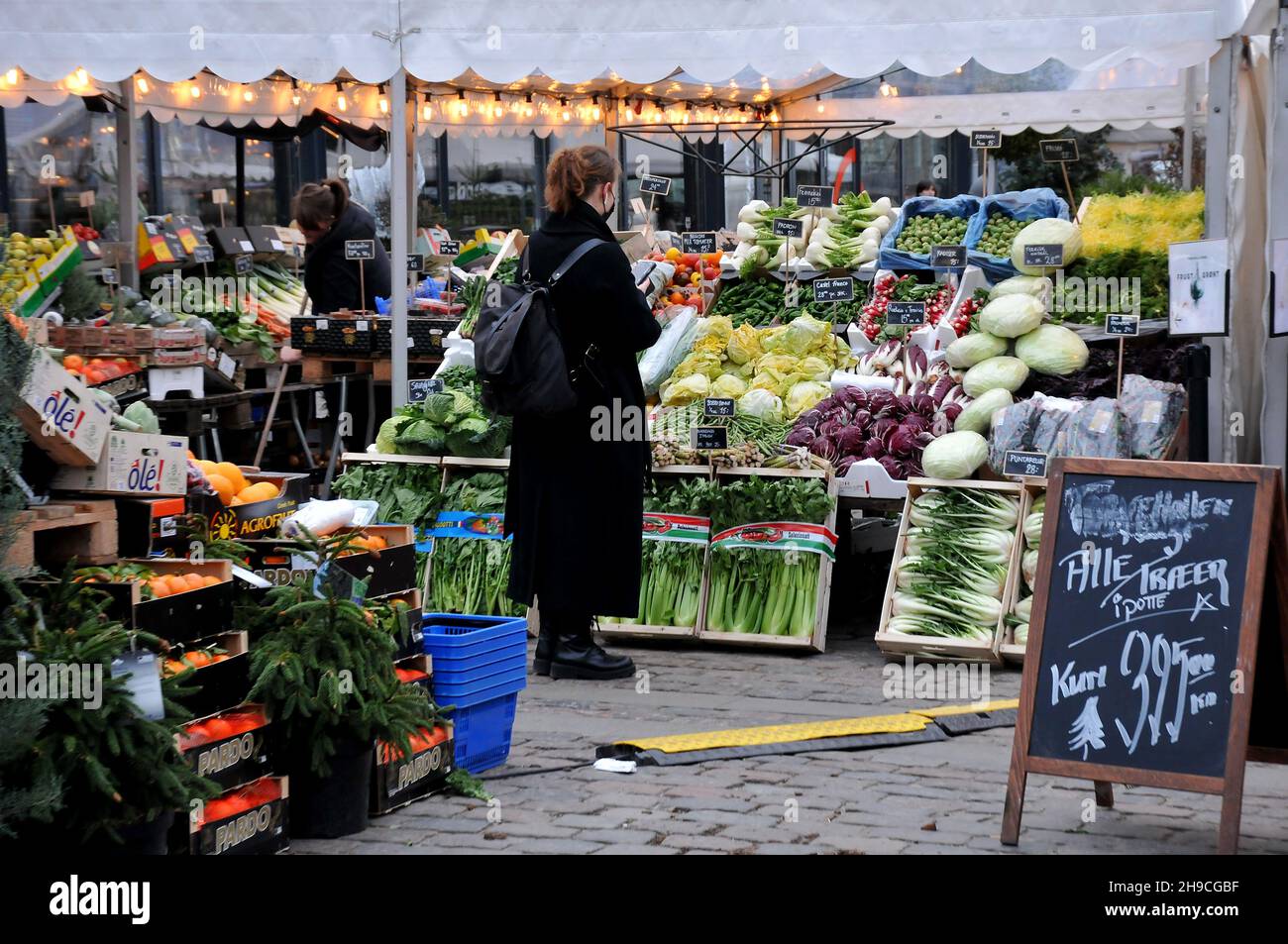 Kopenhagen, Dänemark.,06. Dezember 2021, /Gemüse- und Obstkunden bei Obst und Gemüse in Torvhallerne in der dänischen Hauptstadt.(Foto..Francis Joseph Dean/Dean Pictions) Stockfoto