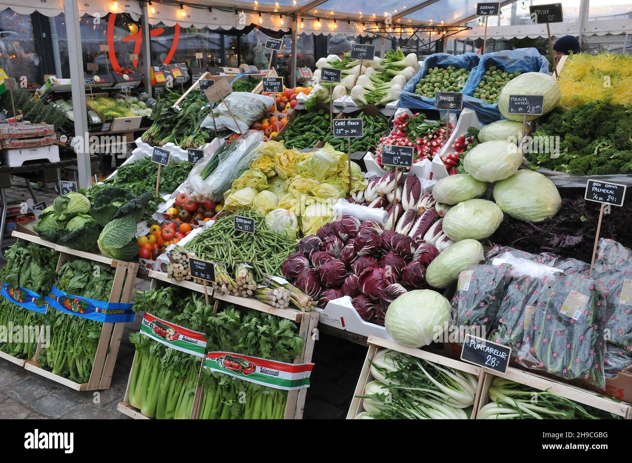 Kopenhagen, Dänemark.,06. Dezember 2021, /Gemüse- und Obstkunden bei Obst und Gemüse in Torvhallerne in der dänischen Hauptstadt.(Foto..Francis Joseph Dean/Dean Pictions) Stockfoto
