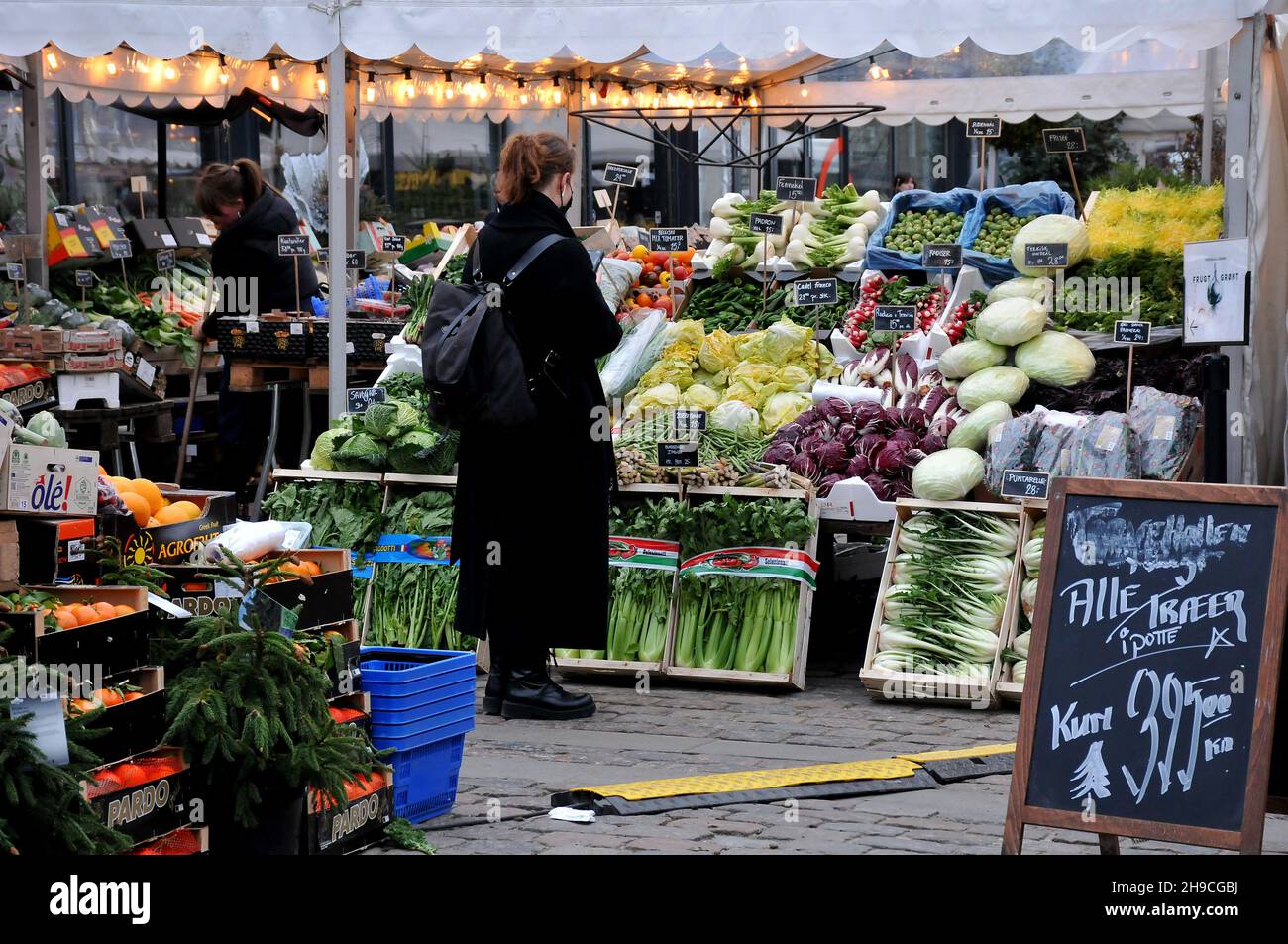 Kopenhagen, Dänemark.,06. Dezember 2021, /Gemüse- und Obstkunden bei Obst und Gemüse in Torvhallerne in der dänischen Hauptstadt.(Foto..Francis Joseph Dean/Dean Pictions) Stockfoto