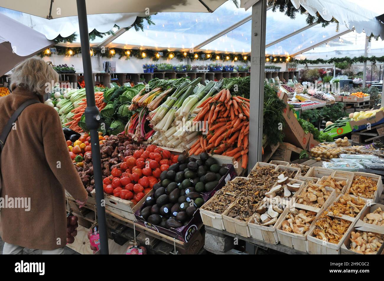 Kopenhagen, Dänemark.,06. Dezember 2021, /Gemüse- und Obstkunden bei Obst und Gemüse in Torvhallerne in der dänischen Hauptstadt.(Foto..Francis Joseph Dean/Dean Pictions) Stockfoto