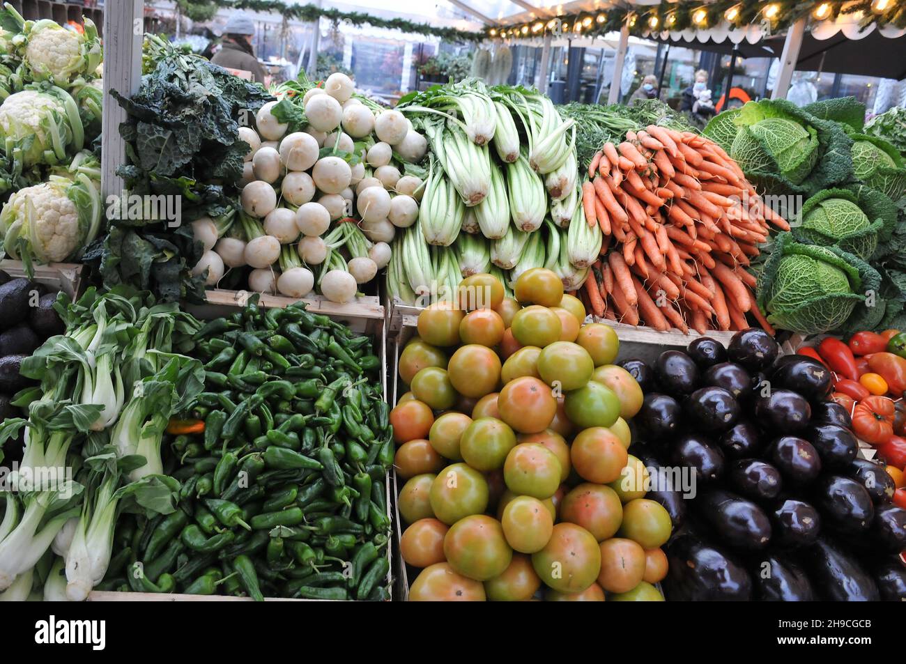 Kopenhagen, Dänemark.,06. Dezember 2021, /Gemüse- und Obstkunden bei Obst und Gemüse in Torvhallerne in der dänischen Hauptstadt.(Foto..Francis Joseph Dean/Dean Pictions) Stockfoto