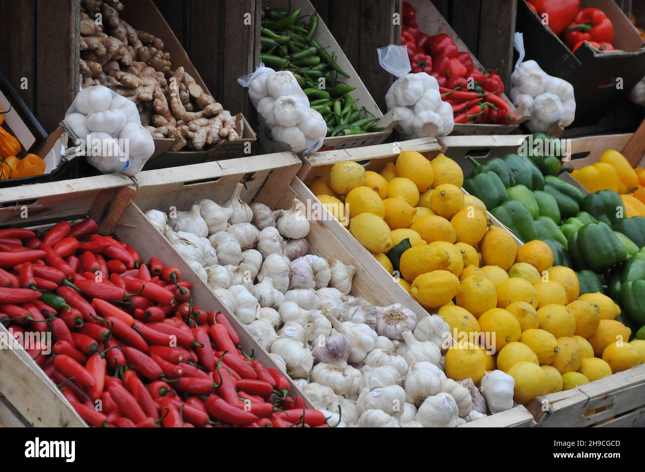 Kopenhagen, Dänemark.,06. Dezember 2021, /Gemüse- und Obstkunden bei Obst und Gemüse in Torvhallerne in der dänischen Hauptstadt.(Foto..Francis Joseph Dean/Dean Pictions) Stockfoto