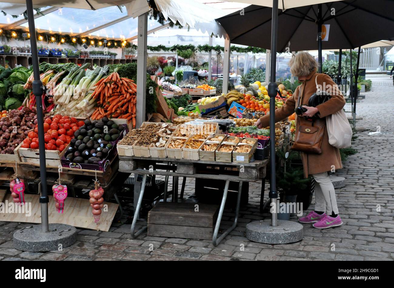 Kopenhagen, Dänemark.,06. Dezember 2021, /Gemüse- und Obstkunden bei Obst und Gemüse in Torvhallerne in der dänischen Hauptstadt.(Foto..Francis Joseph Dean/Dean Pictions) Stockfoto
