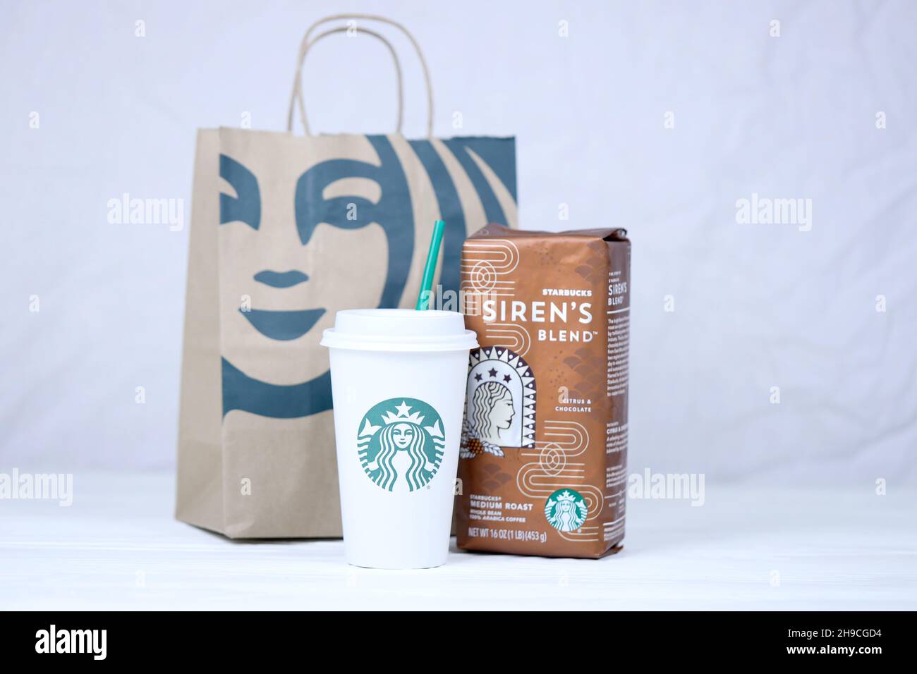 CHARKOW, UKRAINE - 15. MÄRZ 2021: Starbucks Produktion auf weißem Holztisch. Starbucks Corporation ist eine multinationale Kette von Kaffeehäusern und Roaste Stockfoto