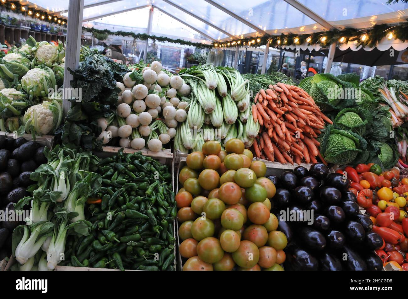 Kopenhagen, Dänemark.,06. Dezember 2021, /Gemüse- und Obstkunden bei Obst und Gemüse in Torvhallerne in der dänischen Hauptstadt.(Foto..Francis Joseph Dean/Dean Pictions) Stockfoto