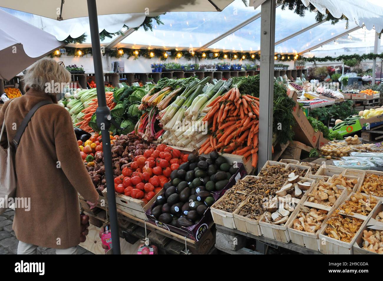 Kopenhagen, Dänemark.,06. Dezember 2021, /Gemüse- und Obstkunden bei Obst und Gemüse in Torvhallerne in der dänischen Hauptstadt.(Foto..Francis Joseph Dean/Dean Pictions) Stockfoto