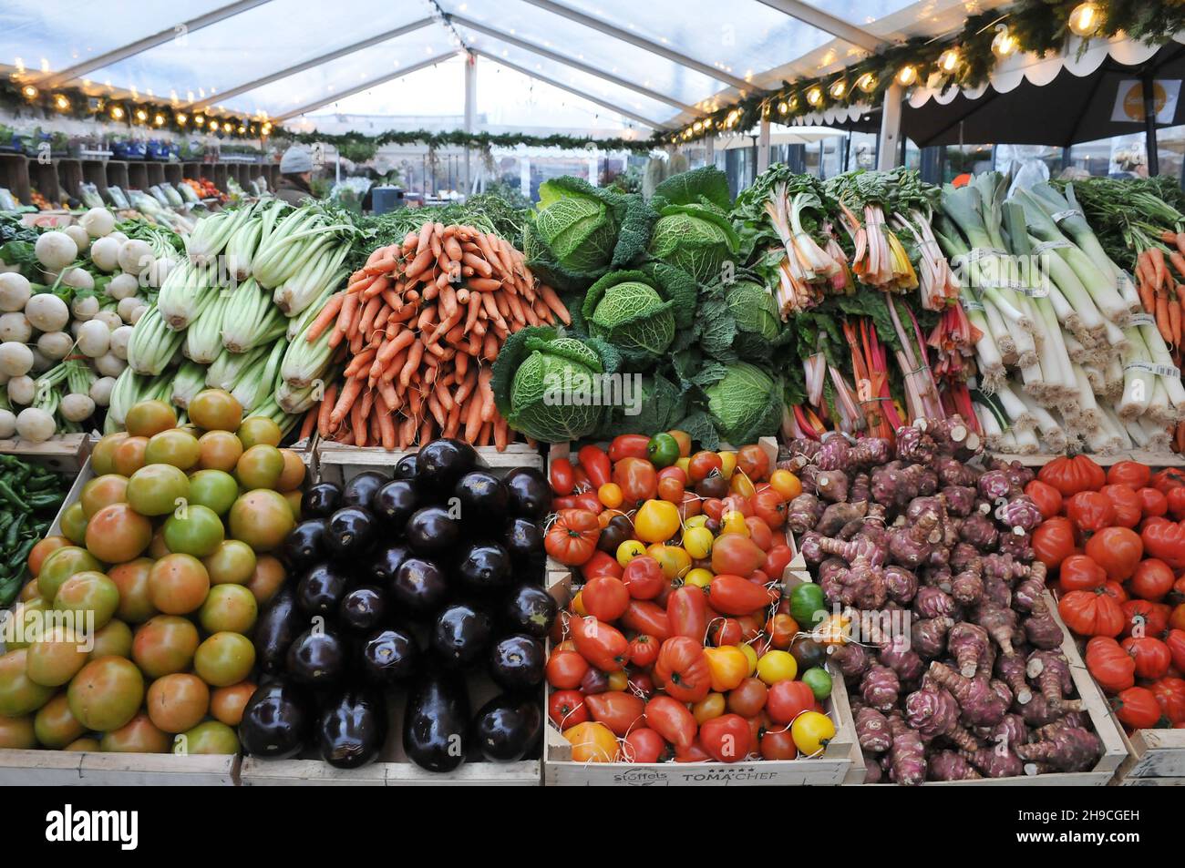 Kopenhagen, Dänemark.,06. Dezember 2021, /Gemüse- und Obstkunden bei Obst und Gemüse in Torvhallerne in der dänischen Hauptstadt.(Foto..Francis Joseph Dean/Dean Pictions) Stockfoto