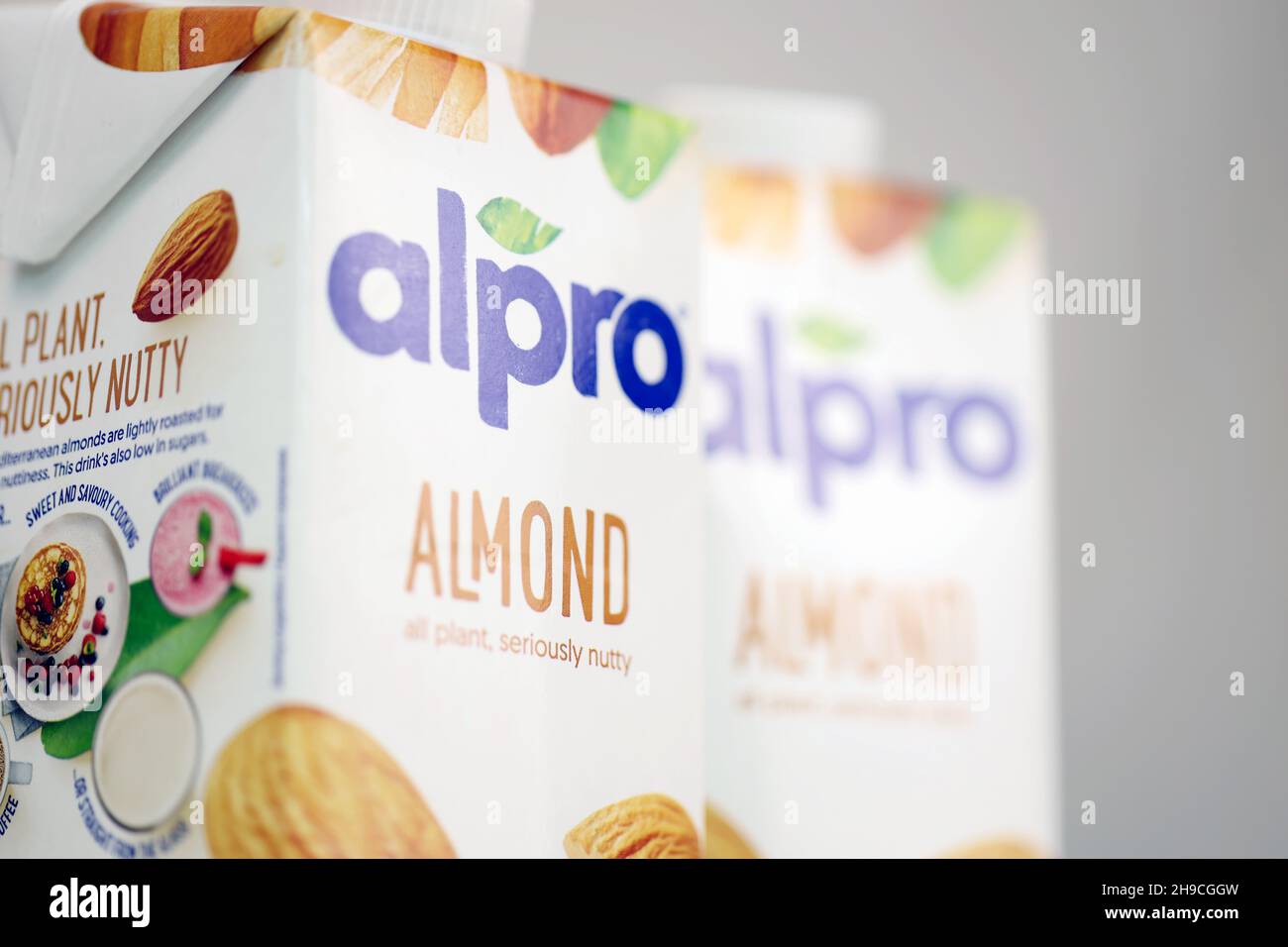 KHARKOV, UKRAINE - 2. JULI 2020: Alpro-Milchpackungen für Mandeln und Haselnüsse, hergestellt von einem europäischen Unternehmen mit Sitz in Wevelgem, Belgien Stockfoto