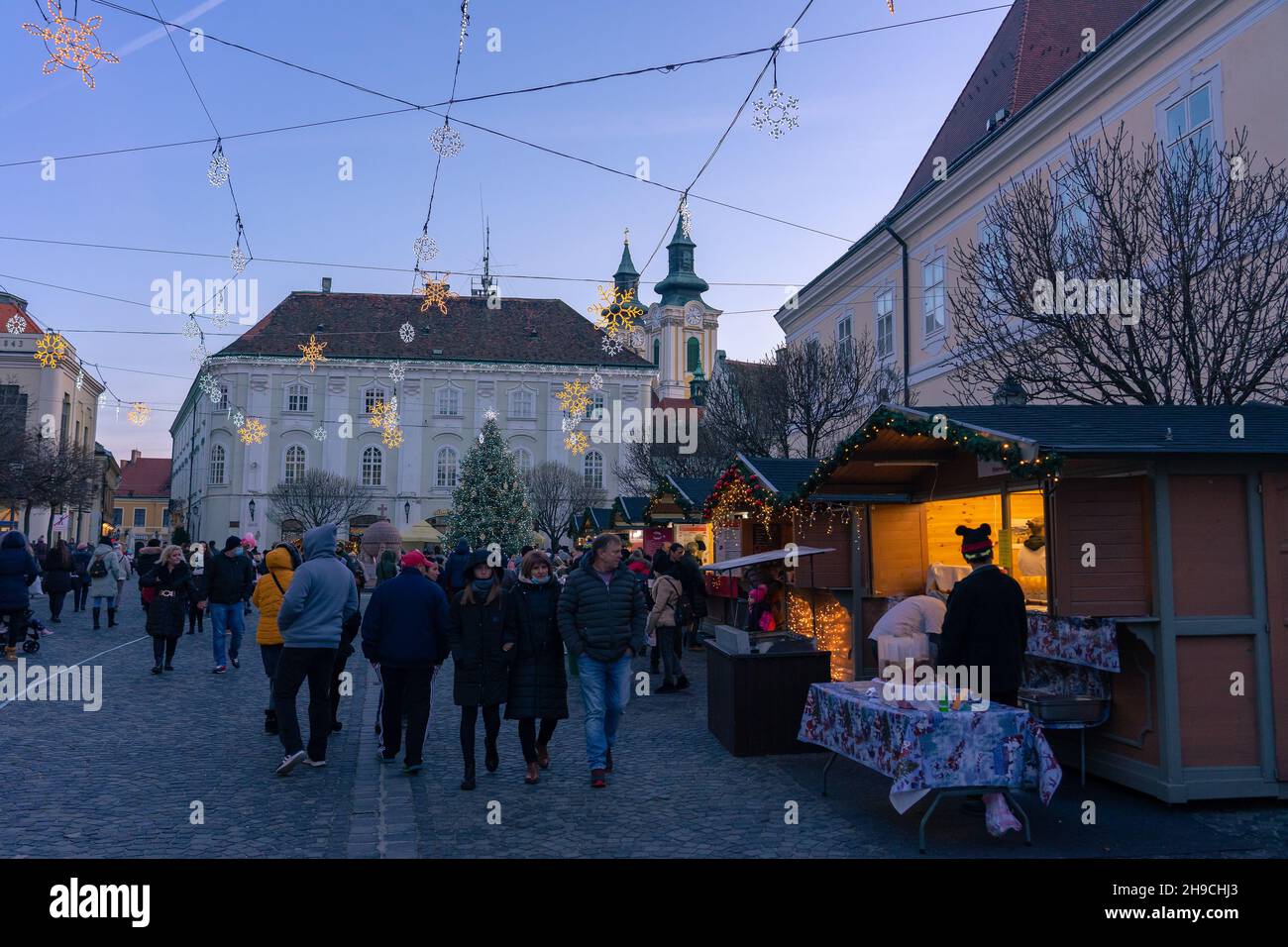 12.05.2021, Szekesfehervar Ungarn beleuchtete szekesfehervar weihnachtsmarkt in Ungarn Stockfoto