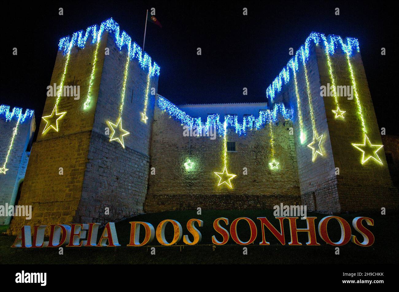 Loule Castle mit Aldeia dos sonhos (Dreams Town) Schild während Weihnachten 2021 in der Nacht. In Loule, Algarve, Portugal Stockfoto