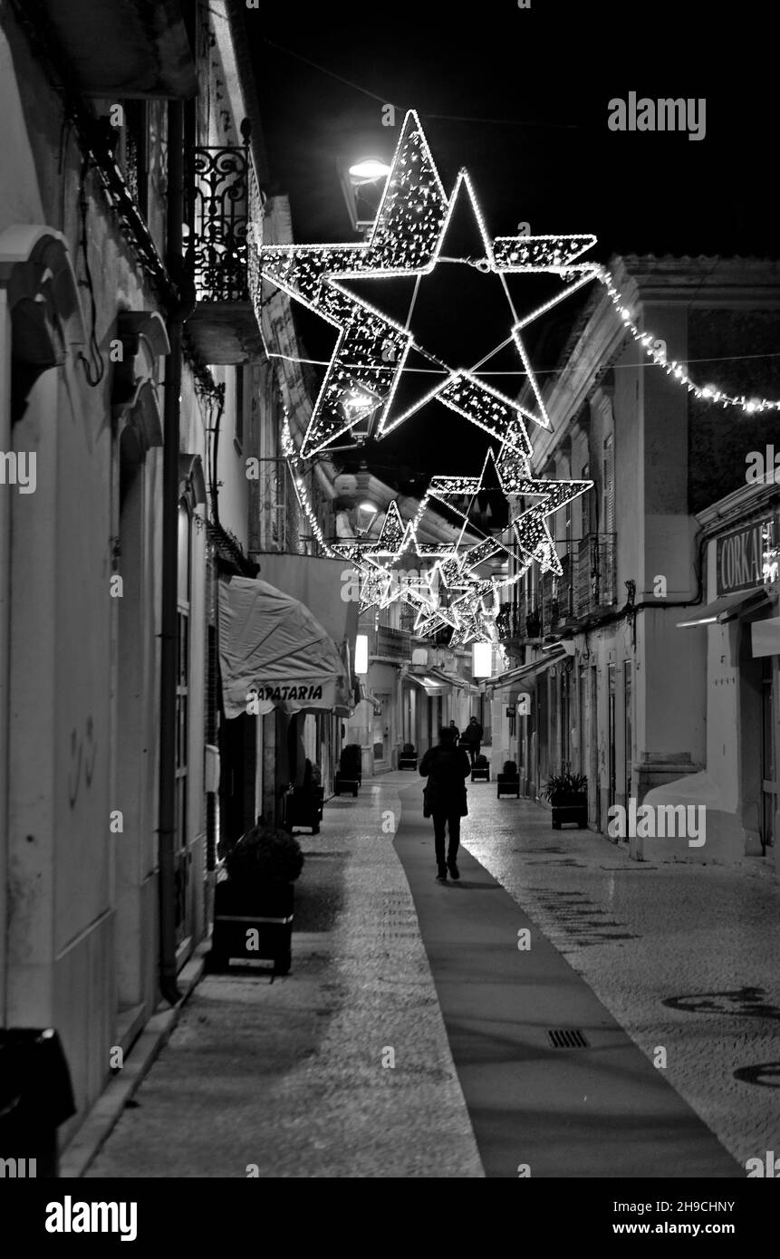 Rua das Lojas während Weihnachten 2021 in der Nacht. In Loule. Algarve, Portugal Stockfoto