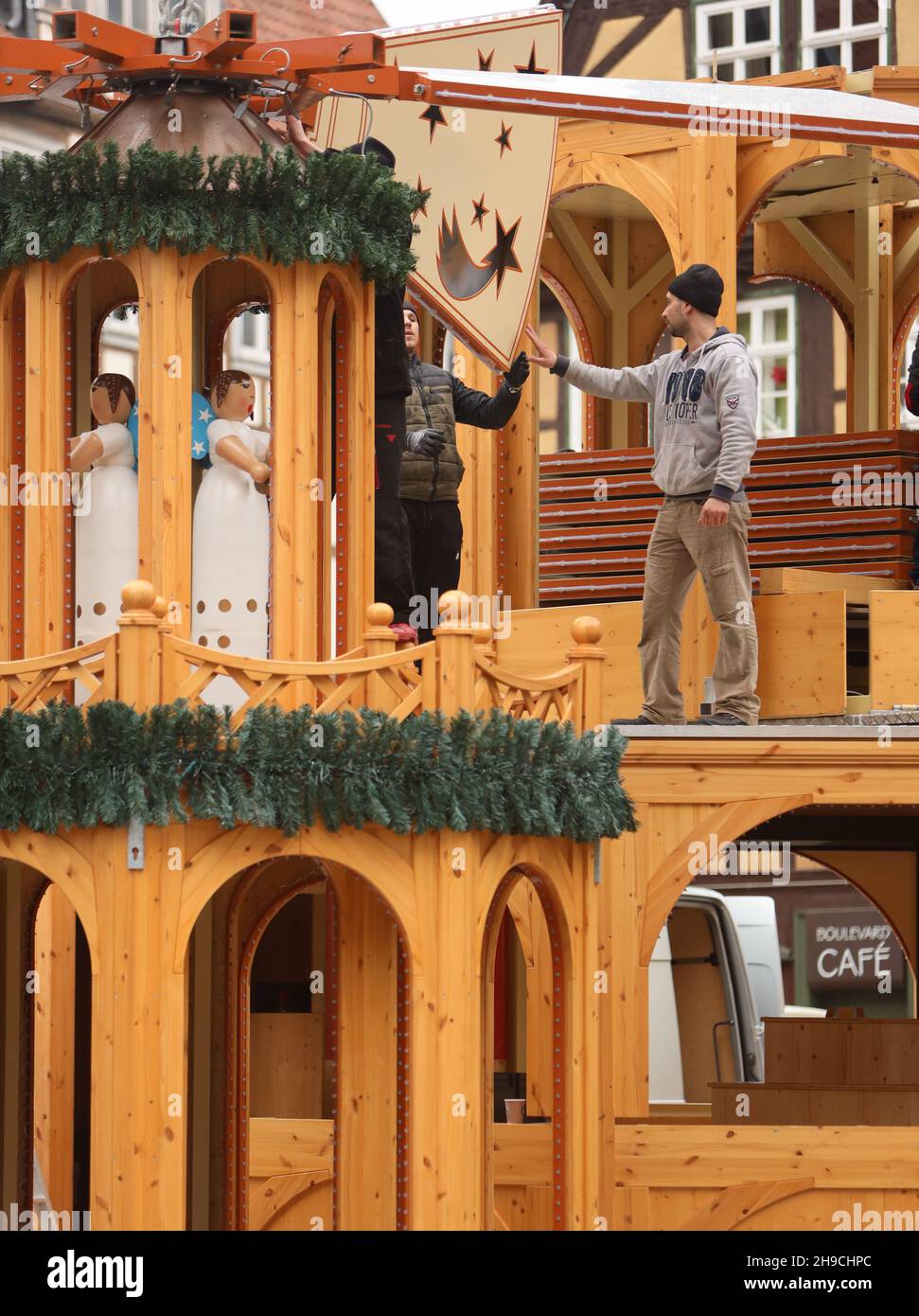 Quedinburg, Deutschland. 06th Dez 2021. Der Weihnachtsmarkt in der Adventstadt Quedlinburg wird seit heute abgebaut. Aufgrund der hohen Anforderungen von Corona ist die Besucherzahl in den letzten Tagen stark zurückgegangen. Insgesamt 75 Prozent der Händler fragten, den Weihnachtsmarkt nach 12 Tagen vorzeitig zu beenden. Die Entscheidung wurde am Sonntag getroffen. Quelle: Matthias Bein/dpa-Zentralbild/ZB/dpa/Alamy Live News Stockfoto
