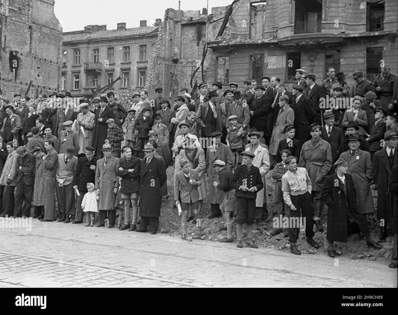 Warszawa, 1947-10-05. Pierwszy Ogólnopolski Bieg Kolarski G³osu Ludu na trasie Warszawa - Miñsk Mazowiecki - Ko³biel - Warszawa. NZ. kibice w alei Sikorskiego obserwuj¹ zmagania kolarzy. wb/gr PAP Warschau, 5. Oktober 1947. Die nationale Fahrradkundgebung von Glos Ludu (Volksstimme) aus dem Jahr 1st, die von Warschau über Kolbiel nach Minsk Mazowiecki und zurück nach Warschau führt. Im Bild: Fans auf der Sikorskiego Avenue. wb/gr PAP Stockfoto