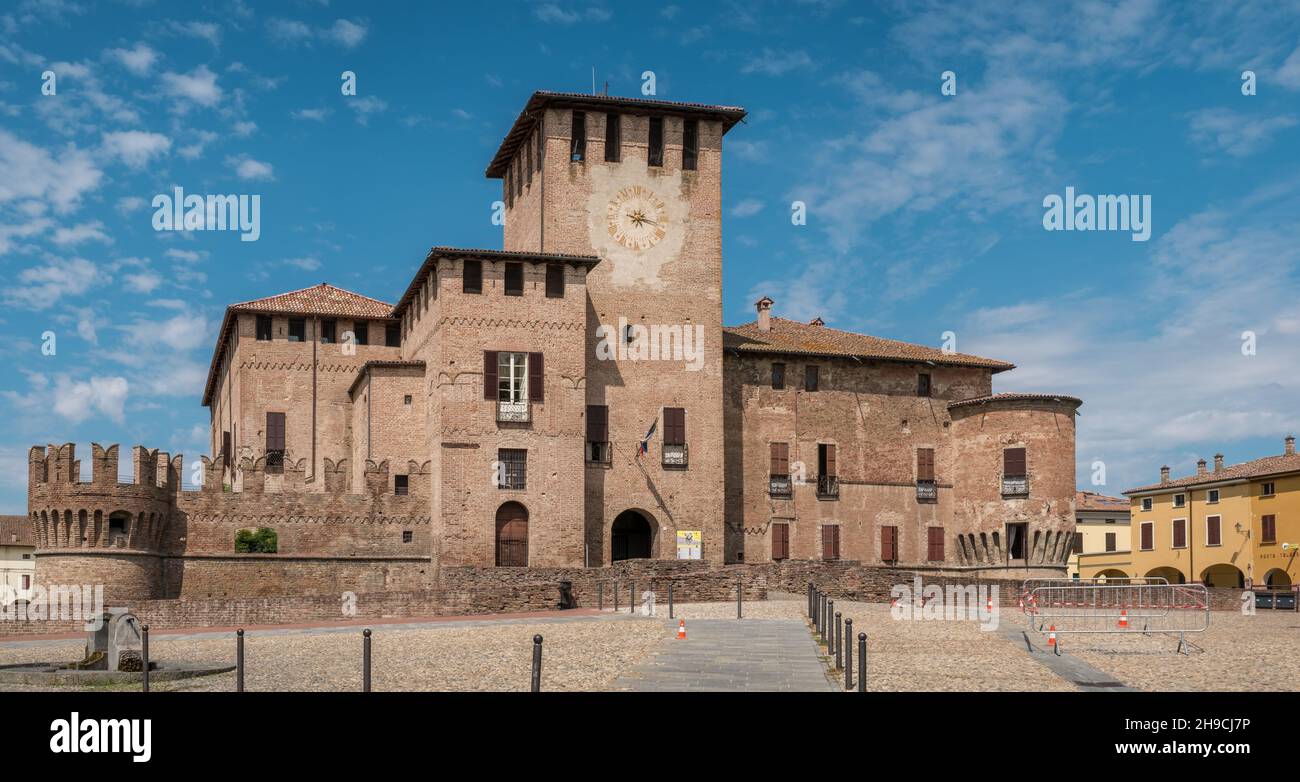 Das Schloss - Rocca Sanvitale - in der Mitte der Stadt Fontanellato, Provinz Parma; Emilia-Romagna, Italien. Stockfoto