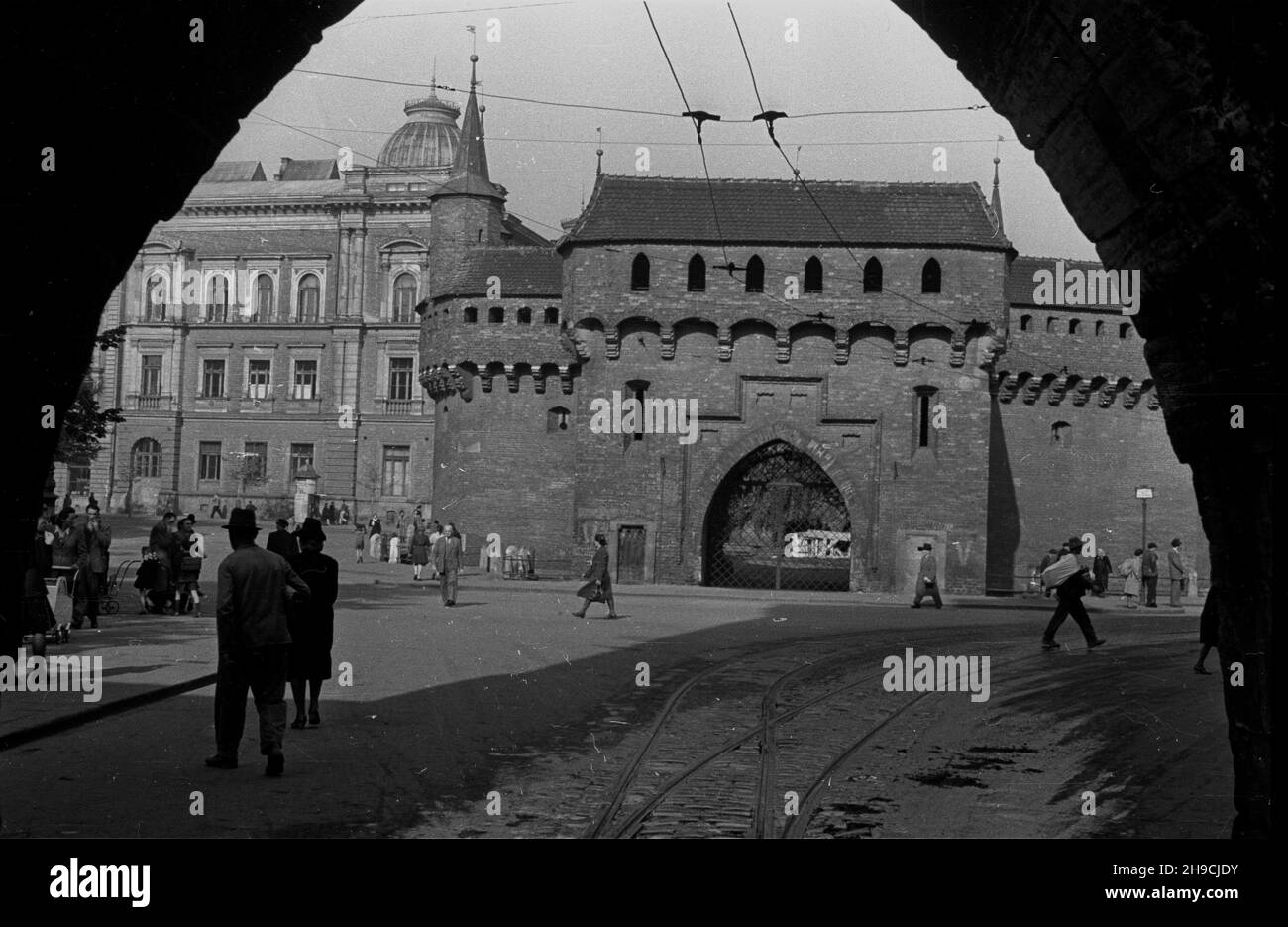 Kraków, 1947-10-08. Barbakan zwany równie¿ Rondlem, wybudowany na prze³omie XV i XVI W. (widok od ulicy Floriañskiej) wb/gr PAP Krakau, 8. Oktober 1947. Der Barbican, der an der Wende des 15th. Und 16th. Jahrhunderts erbaut wurde (Blick von der Florianska Straße). wb/gr PAP Stockfoto