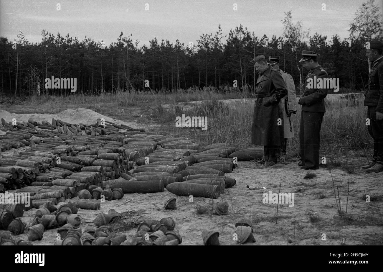 Polska, 1947-10-09. Pierwszy dzieñ niszczenia niewybuchów i niewypa³ów zwiezionych do lasu palmirowskiego przez ¿o³nierzy z 2 Pu³ku Saperów, pracuj¹cych przy odminowywaniu Warszawy. NZ. szef wojsk in¿ynieryjno-saperskich Wojska Polskiego gen. Jerzy Bordzi³owski (L) i ¿o³nierze ogl¹daj¹ pociski przygotowane do wysadzenia. wb/gr PAP Polen, 9. Oktober 1947. Der erste Tag der Entsorgung von nicht explodierten Bomben, die von Soldaten des 2nd-sappierenden Regiments in den Palmiry-Wald gebracht wurden. Im Bild: Kommandant der polnischen Sapper gen. Jerzy Brodzilowski (links) und Soldaten, die auf vorbereitete Granaten schauen Stockfoto